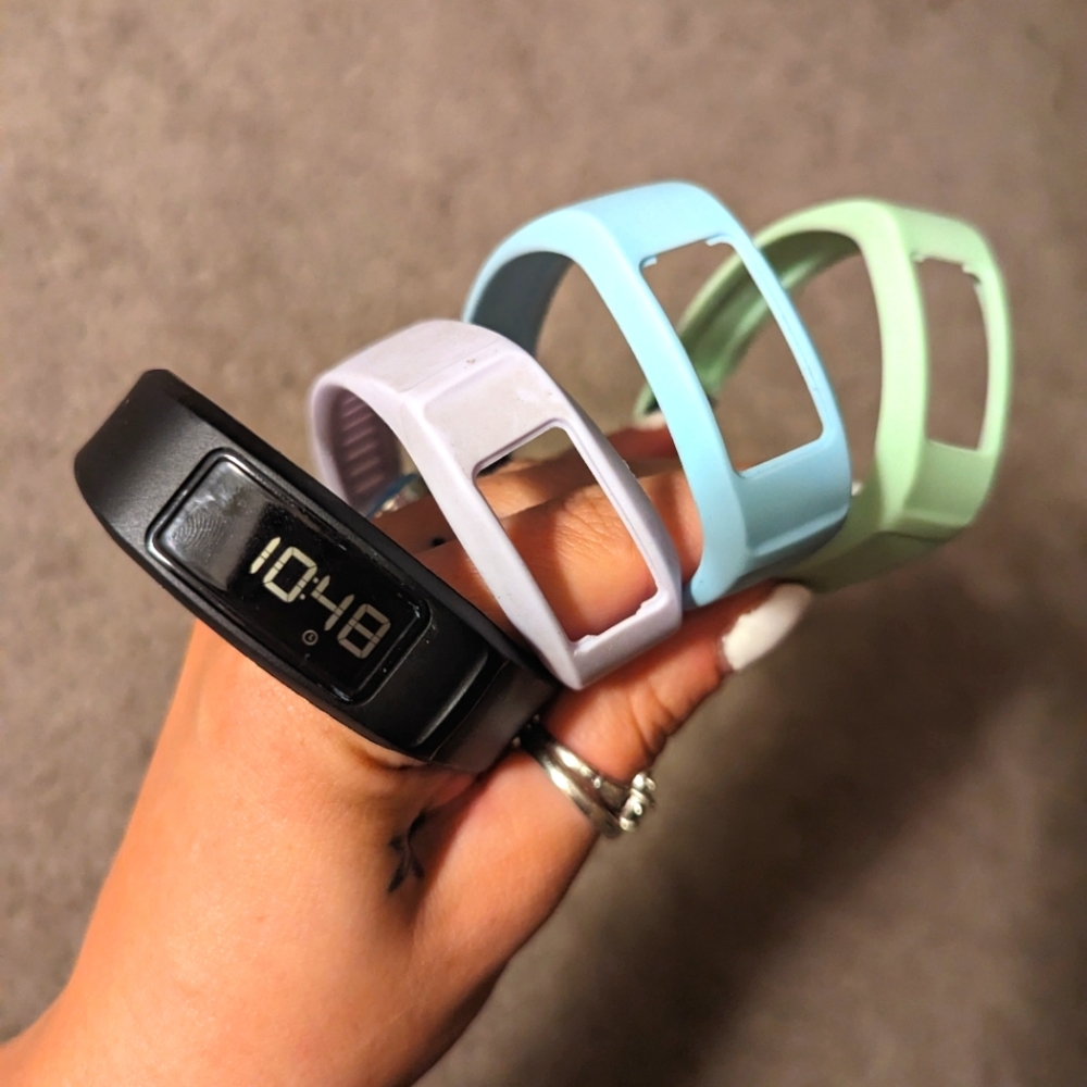 Garmin Vivofit 2 + 3 Colorful Bands!